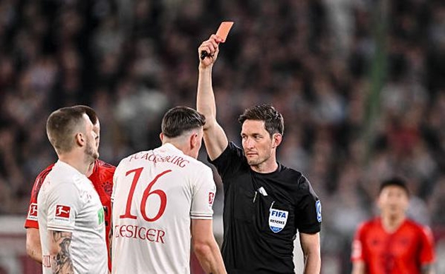 Augsburg 1-3 Bayern: Tấm thẻ đỏ bước ngoặt; Musiala mang đến nỗi lo_69537cf4e4288.jpeg