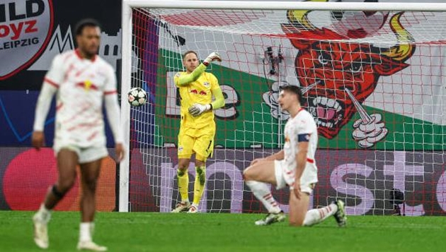 Thua Aston Villa 2-3, Leipzig thành đội đầu tiên bị loại tại Champions League_6953827172ce1.jpeg