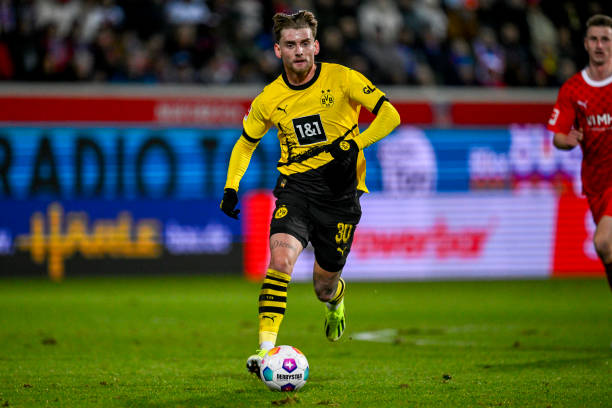 Tiền vệ trẻ Ole Pohlmann ra mắt Bundesliga_69539273af5b1.jpeg