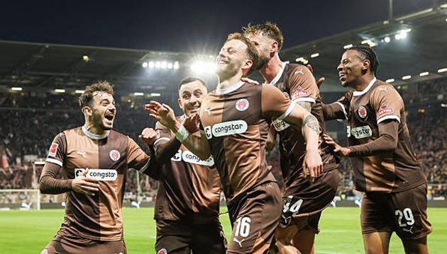 Bị St. Pauli “níu chân”, Leverkusen đầu hàng Bayern trong cuộc đua vô địch_695bac9d42955.jpeg