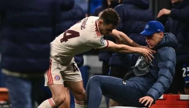 SỐC! Sao Bayern cosplay Hazard, xô ngã cậu bé nhặt bóng_695bacd0c3f98.jpeg